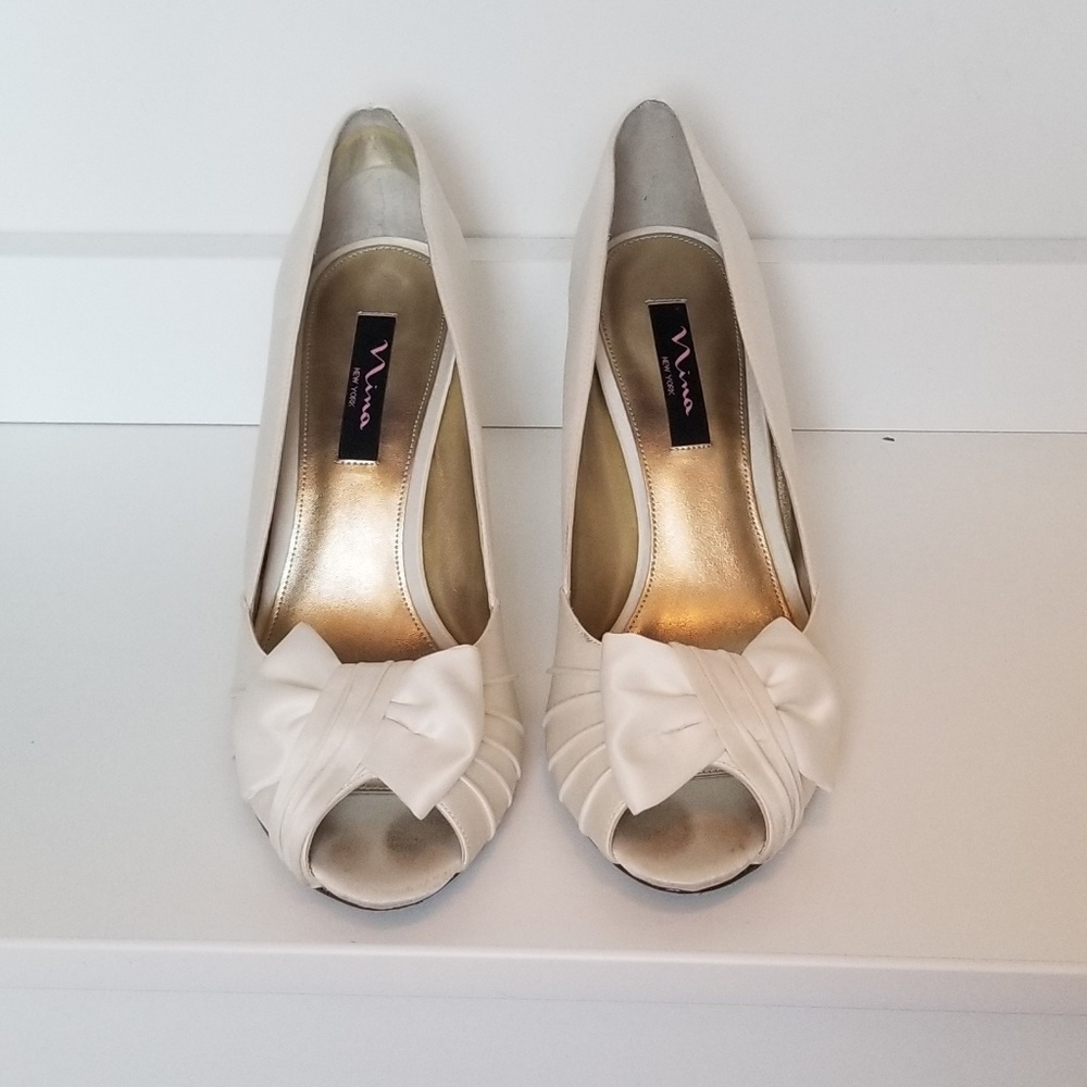 Nina Forbes peep toe pump